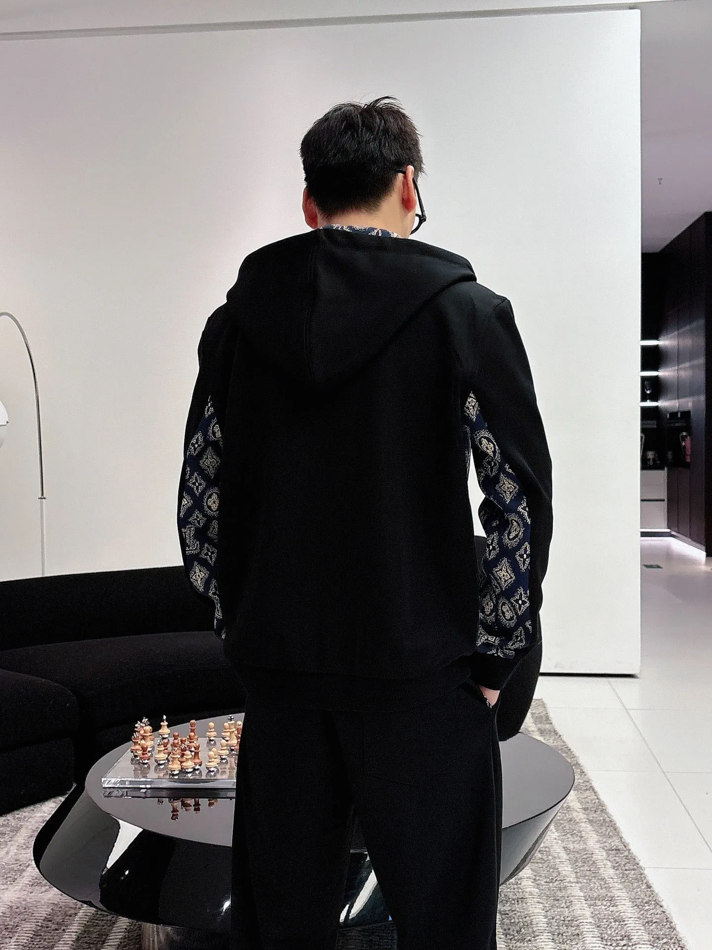 🅿️720 [LV Louis Vuitton] hot-selling suit is coming. Focus on the original version of the official website. 2025 new hot-selling cardigan and sweatshirt suit. The original order is the best. 🇭🇰The meticulous work of top designers. It has a fitting and perfect upper body effect. All-natural high-quality Tencel Roman cotton 100%, close-fitting comfort, noble and elegant! Original hardware embodies elegance and nobility! Counter size: M-3XL (maximum wear up to 190 pounds)